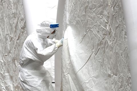 Seoul, Südkorea: Ein Arzt in einer vorläufigen Testeinrichtung im National Medical Center.