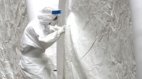 Seoul, Südkorea: Ein Arzt in einer vorläufigen Testeinrichtung im National Medical Center.