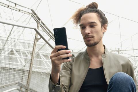 Mann mit Handy in der Hand