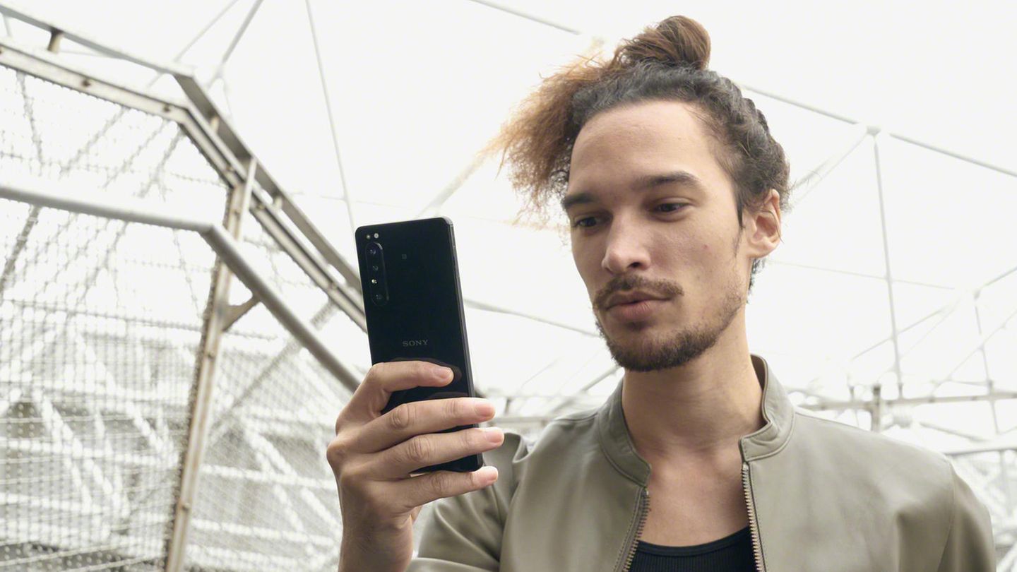 Mann mit Handy in der Hand