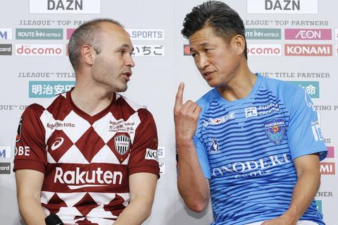 Kazuyoshi Miura (rechts) und Andres Iniesta bei der Pressekonferenz vor dem Spiel
