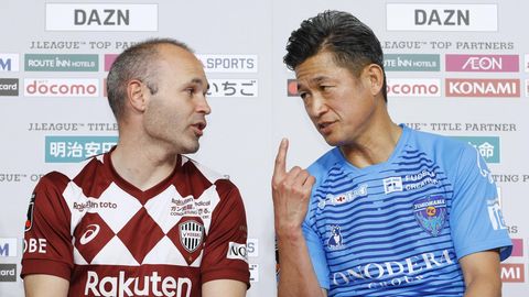Kazuyoshi Miura (rechts) und Andres Iniesta bei der Pressekonferenz vor dem Spiel