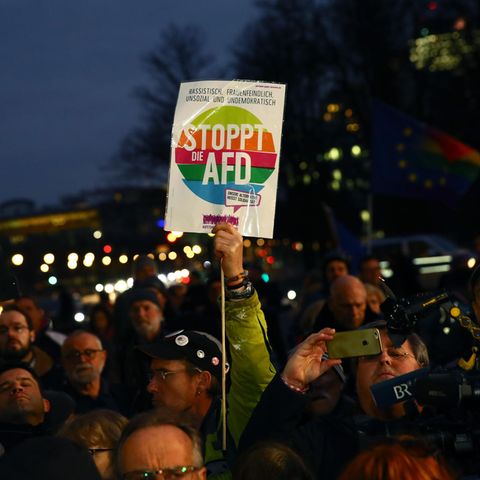 Während einer Kundgebung gegen rechte Gewalt nach dem Attentat von Hanau wird ein Anti-AfD-Plakat in Berlin hochgehalten