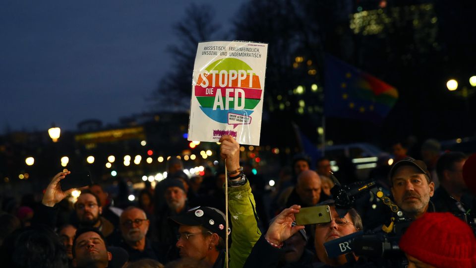 Während einer Kundgebung gegen rechte Gewalt nach dem Attentat von Hanau wird ein Anti-AfD-Plakat in Berlin hochgehalten