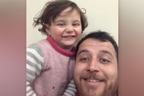 Gegen das Trauma: Syrischer Vater und Tochter lachen über Bomben