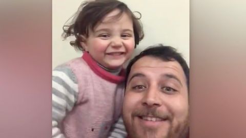 Gegen das Trauma: Syrischer Vater und Tochter lachen über Bomben