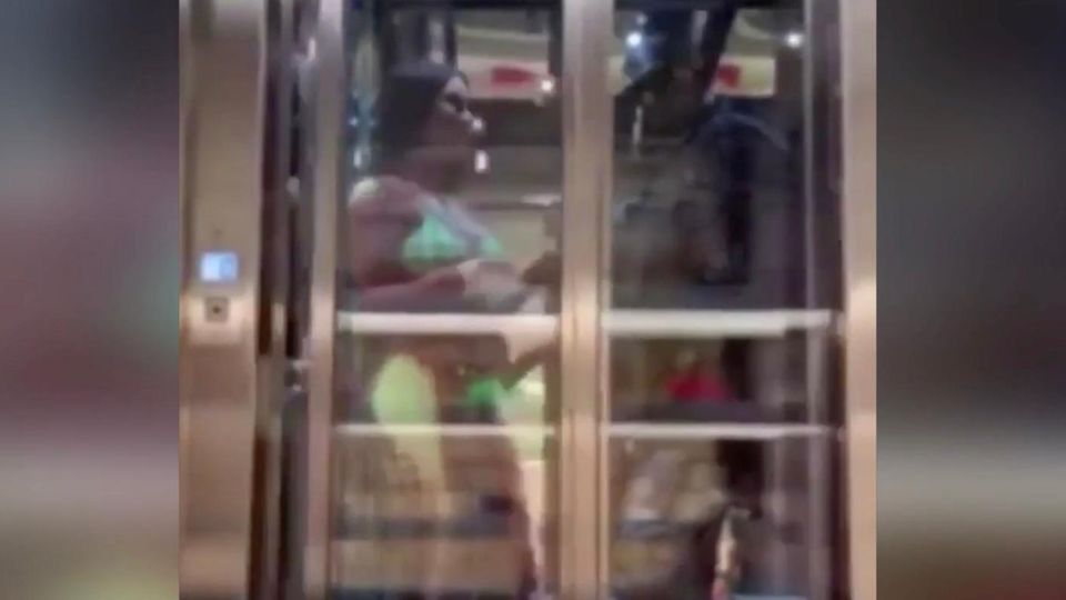 Kim Kardashian und Kanye West im Fahrstuhl – wer trägt die Taschen? Kim Kardashian und Kanye West