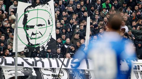 Mönchengladbacher Ultras zeigen ein Transparent mit dem Konterfei von Dietmar Hopp