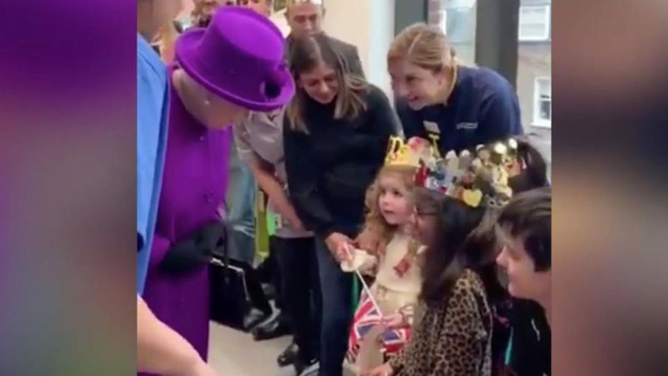 Queen Elizabeth II. trifft "Mini-Royals" Queen Elizabeth II. trifft "Mini-Royals"