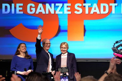 Peter Tschentscher jubelt mit seiner Frau Eva-Maria und der SPD-Landesvorsitzenden Melanie Leonhard