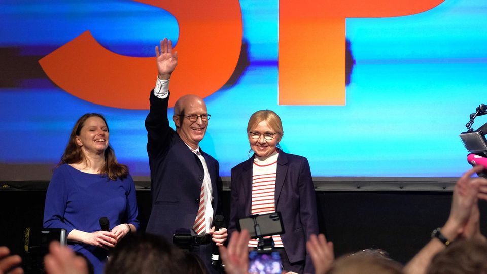 Peter Tschentscher jubelt mit seiner Frau Eva-Maria und der SPD-Landesvorsitzenden Melanie Leonhard