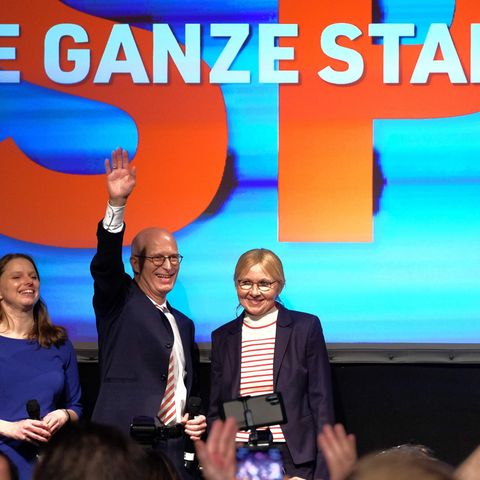 Peter Tschentscher jubelt mit seiner Frau Eva-Maria und der SPD-Landesvorsitzenden Melanie Leonhard