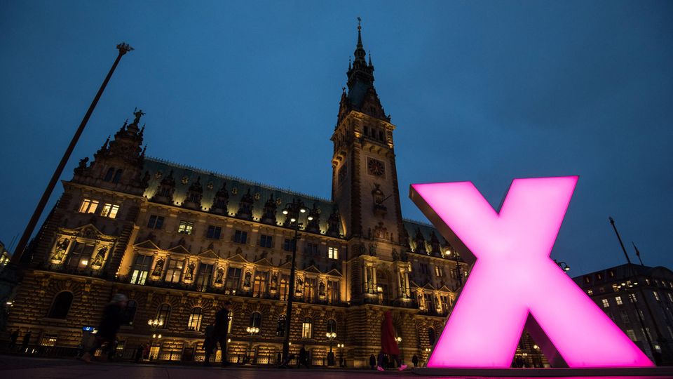 Hamburg: Ein großes beleuchtetes Kreuz steht als symbolisches Wahlkreuz auf dem Rathausmarkt vor dem Rathaus