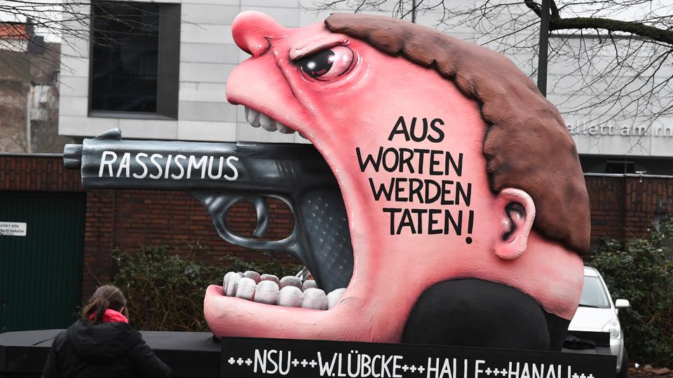 Mottowagen in Düsseldorf zu Hanau-Anschlag als Bild für Nachrichten Deutschland Düsseldorf