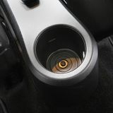 So spart man Geld: eine unverkleidete Schraube im Becherhalter