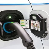 Mit einer Ladesäule 22 kW (400 Volt / 32 Ampere / 3-phasig) ist der Renault Z.E. in 1:03 Stunden von 0 bis 80 Prozent geladen