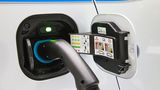 Mit einer Ladesäule 22 kW (400 Volt / 32 Ampere / 3-phasig) ist der Renault Z.E. in 1:03 Stunden von 0 bis 80 Prozent geladen