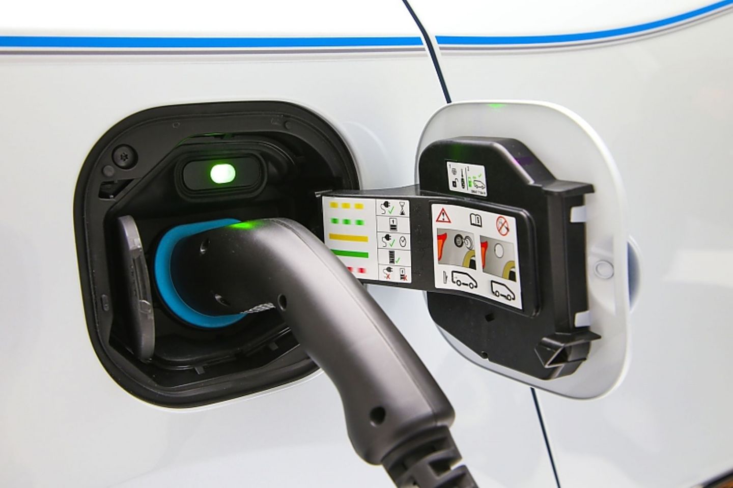Mit einer Ladesäule 22 kW (400 Volt / 32 Ampere / 3-phasig) ist der Renault Z.E. in 1:03 Stunden von 0 bis 80 Prozent geladen