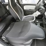 Die Lehne des Beifahrersitzes kann umgelegt werden, dann passen Gegenstände von 2,31 Metern Länge in das Auto