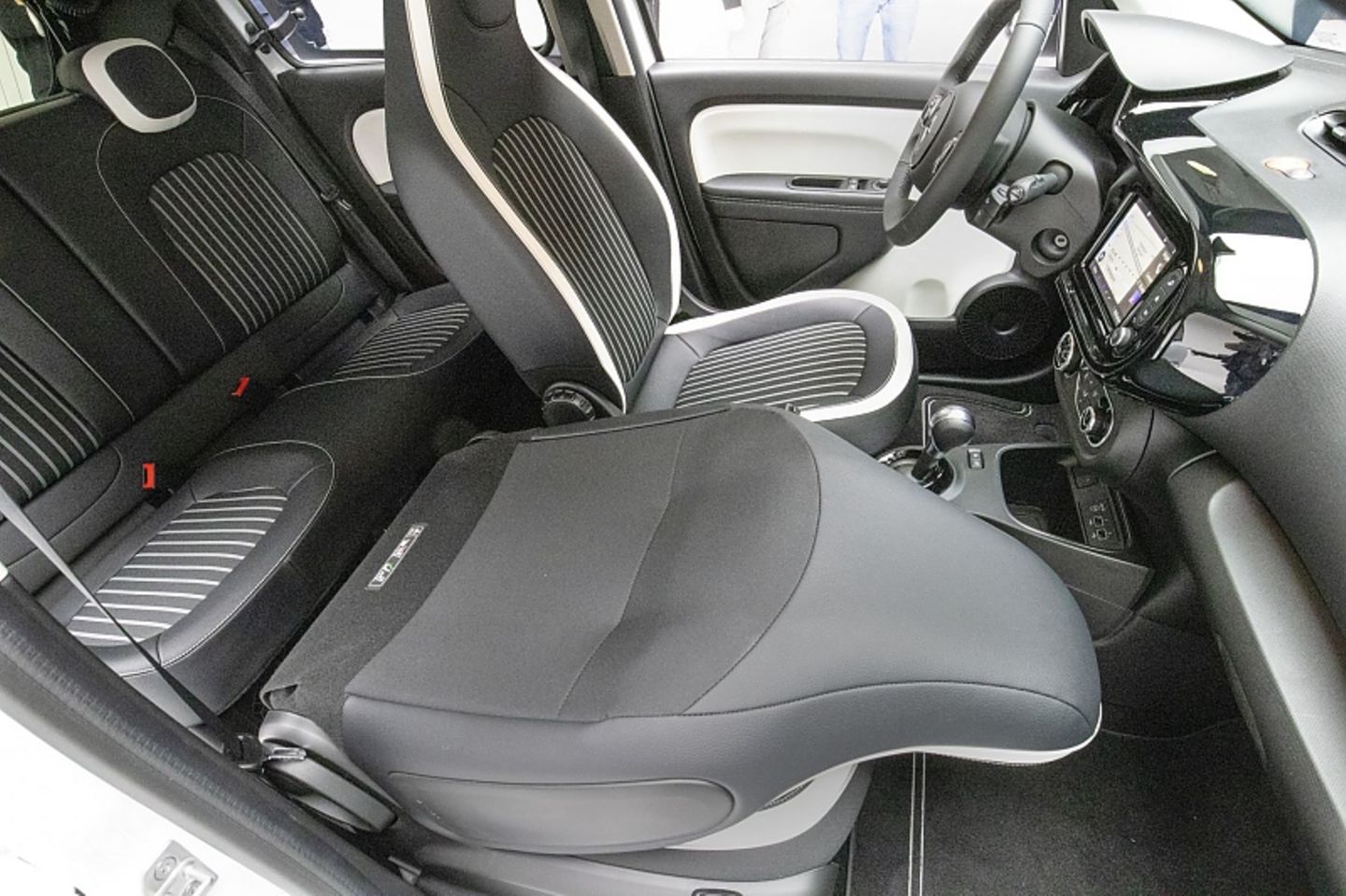 Die Lehne des Beifahrersitzes kann umgelegt werden, dann passen Gegenstände von 2,31 Metern Länge in das Auto