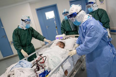 Coronavirus in China: Ärzte kümmern sich um einen Covid-19-Patienten