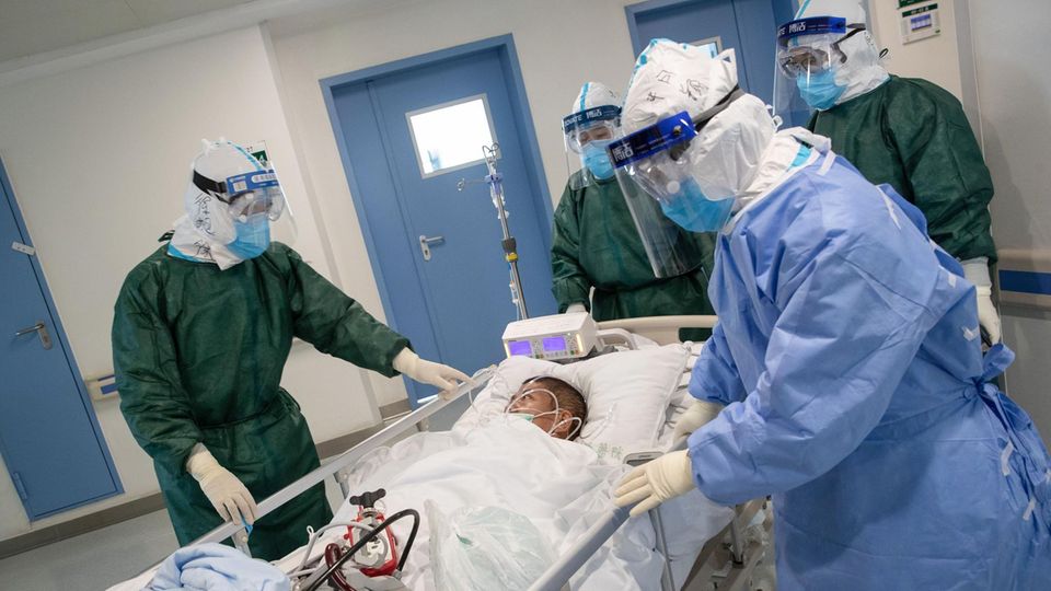 Coronavirus in China: Ärzte kümmern sich um einen Covid-19-Patienten
