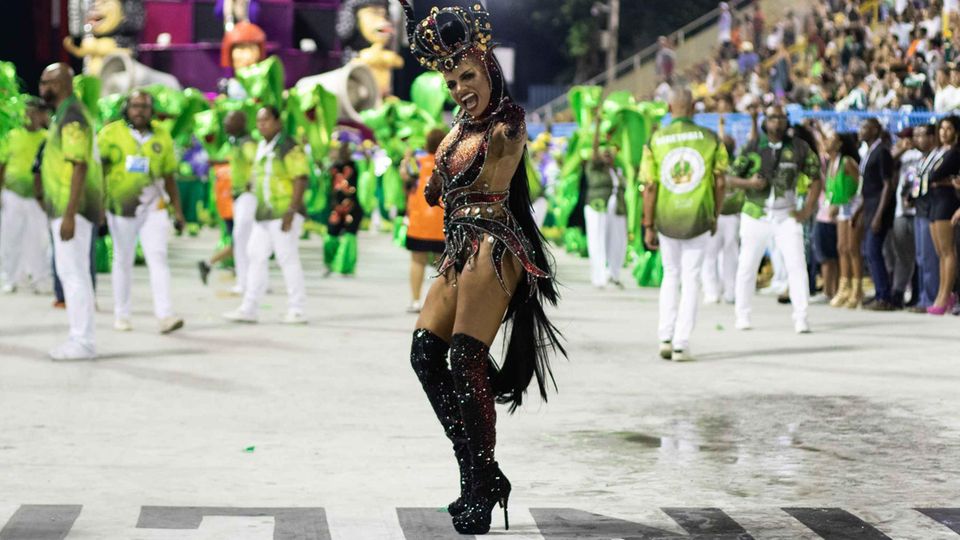 Karneval in Brasilien: Los geht's zum ersten Durchgang der Sambaschulen in Rios Sambódromo am Sonntagabend. Los geht's zum ersten Durchgang der Sambaschulen in Rios Sambódromo am Sonntagabend.