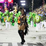 Los geht's zum ersten Durchgang der Sambaschulen in Rios Sambódromo am Sonntagabend.