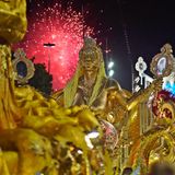 Von den Wagen über die Kostüme bis zu den Gesichtern: In diesem Jahr ist die dominierende Farbe Gold.