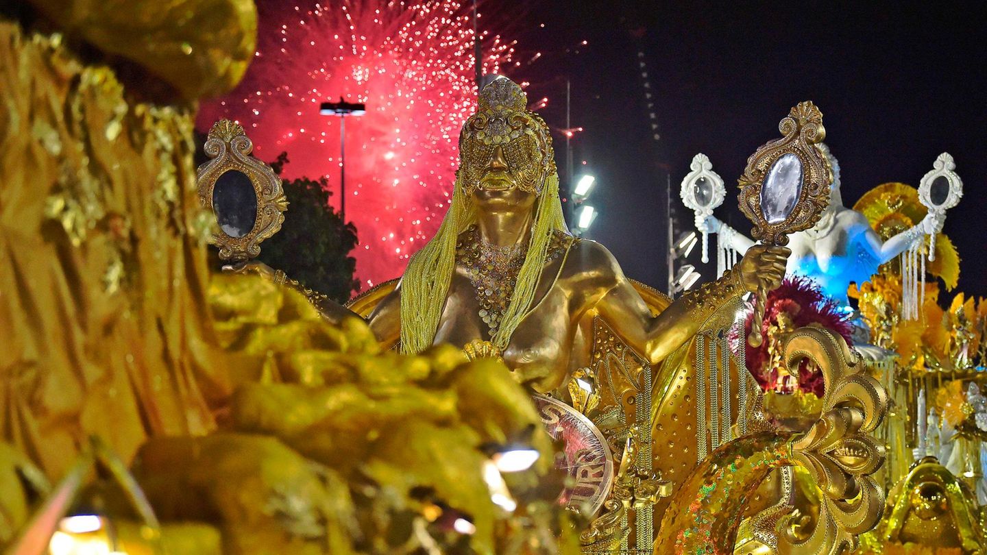 Von den Wagen über die Kostüme bis zu den Gesichtern: In diesem Jahr ist die dominierende Farbe Gold.