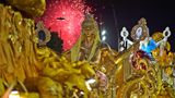 Von den Wagen über die Kostüme bis zu den Gesichtern: In diesem Jahr ist die dominierende Farbe Gold.