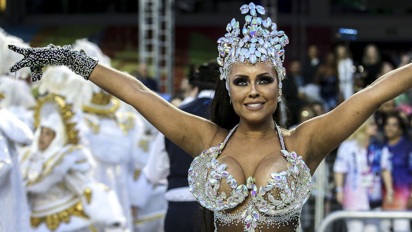 Mit funkelnden Steinen zeigt sich Ana Beatriz Godoi der Samabschule Rosas de Ouro 