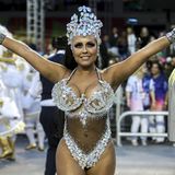 Mit funkelnden Steinen zeigt sich Ana Beatriz Godoi der Samabschule Rosas de Ouro 