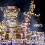  Ist Justicia blind?, fragt der Wagen der Sambagruppe Mancha Verde 