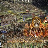 Im Konfetti-Rausch: Eine Szene vom ersten Durchgang im 700 Meter langen Sambódromo