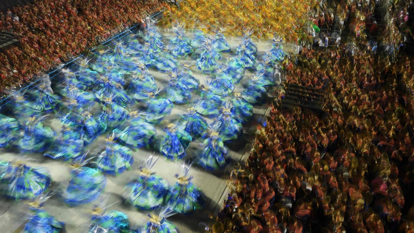 Immer in Bewegung:  80.000 Zuschauer blicken im Sambódromo von Rio auf die Tänzer