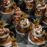 Sie drehen um sich selbst: die ausladenden Röcke der Sambaschule Viradouro 