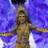 Viel Glitzer, Federn und Haut zeigt diese Tänzerin der Sambaschule Mangueira