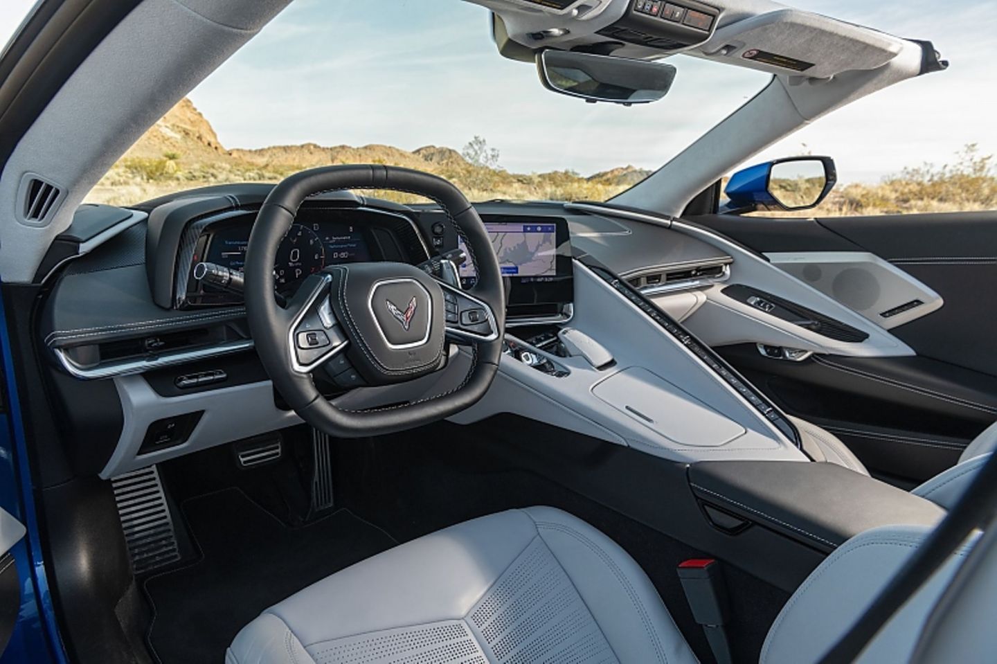 Das Cockpit ist auf den Fahrer ausgerichtet