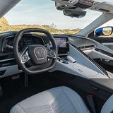 Das Cockpit ist auf den Fahrer ausgerichtet