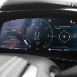 Die digitalen Cockpitinstrumente werden auf einen zwölf Zoll Monitor projiziert