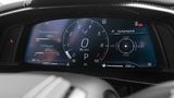Die digitalen Cockpitinstrumente werden auf einen zwölf Zoll Monitor projiziert