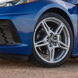 Die vier Kolbenbremsen packen kräftig zu