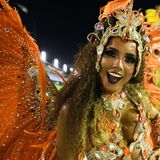 Mit Büscheln von Federboas: Die Kostümierung der Tänzerinnen kann mehrere Kilogramm wiegen.