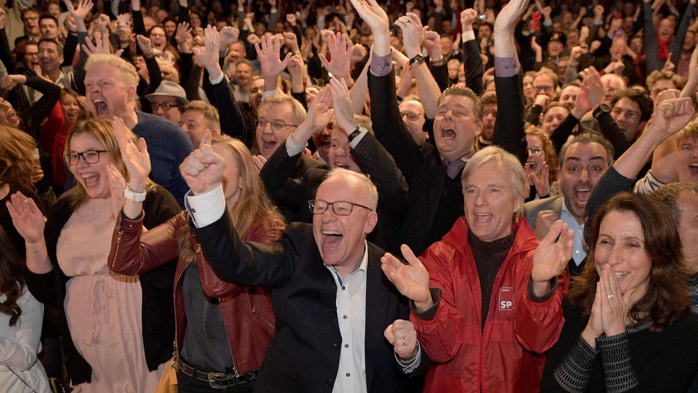 Die Anhänger der SPD freuen sich über das Wahlergebnis ihrer Partei in Hamburg