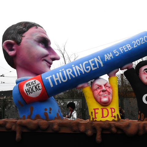 Für den aktuellen Rosenmontag in Düsseldorf hat sich Jacques Tilly von der Thüringen-Wahl inspirieren lassen