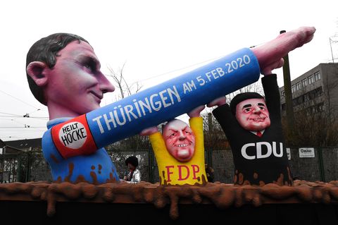 Für den aktuellen Rosenmontag in Düsseldorf hat sich Jacques Tilly von der Thüringen-Wahl inspirieren lassen