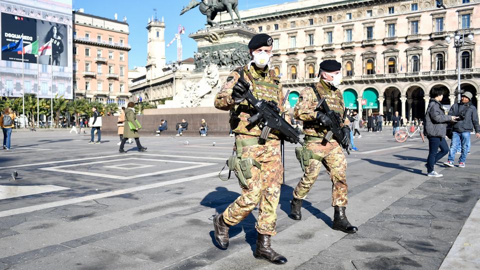 Soldaten tragen Mundschutz und patrouillieren über den Domplatz (Piazza del Duomo)
