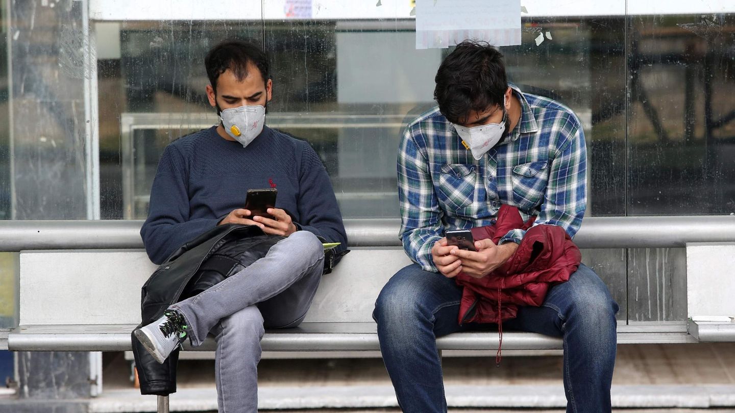 Menschen tragen Mundschutz um sich vor dem Coronavirus zu schützen