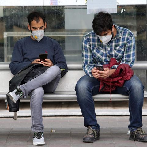 Menschen tragen Mundschutz um sich vor dem Coronavirus zu schützen